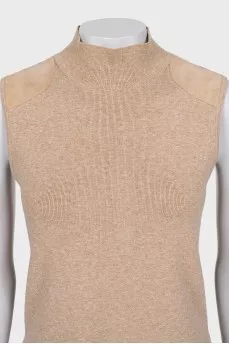 Straight cut top with a high neck