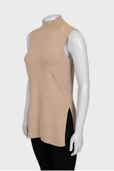 Straight cut top with a high neck