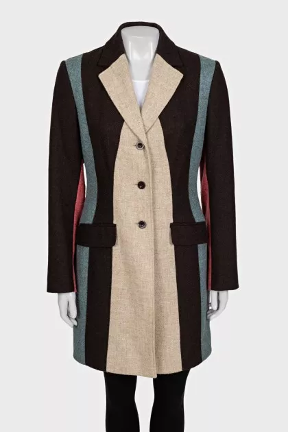 Fitted coat with buttons