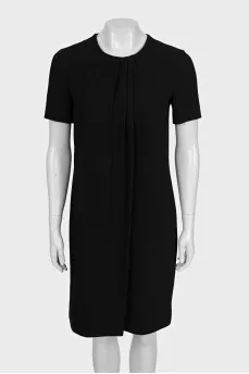 A straight-cut dress decorated with pleats