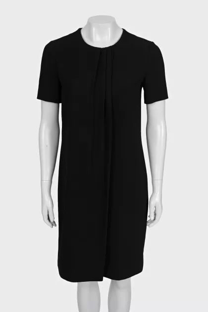 A straight-cut dress decorated with pleats