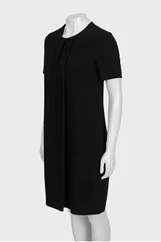 A straight-cut dress decorated with pleats