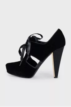 Black velvet lace-up shoes