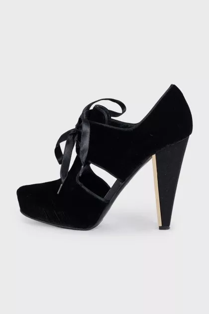 Black velvet lace-up shoes