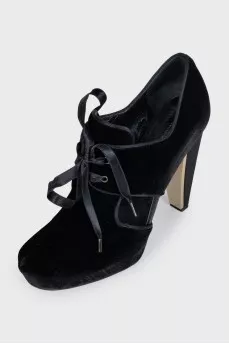 Black velvet lace-up shoes