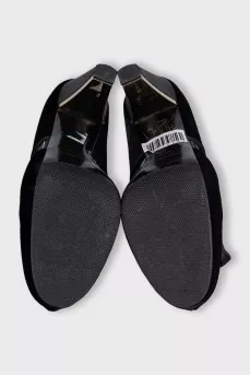 Black velvet lace-up shoes