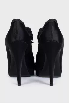 Black textile shoes decorated with a flower