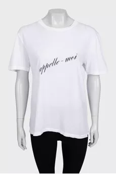 White straight-cut T-shirt with inscription