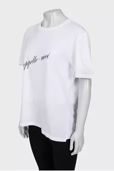 White straight-cut T-shirt with inscription