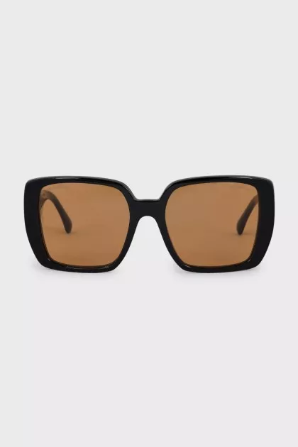 Square sunglasses with yellow lenses