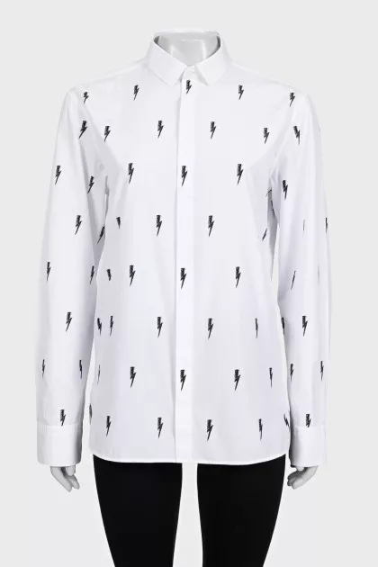 White straight-cut shirt with a print