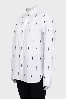 White straight-cut shirt with a print