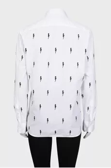 White straight-cut shirt with a print