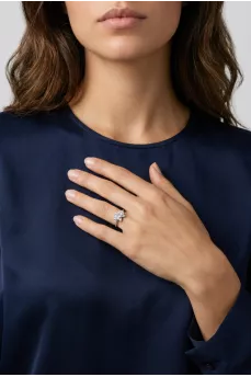 Gold ring with a flower and diamonds