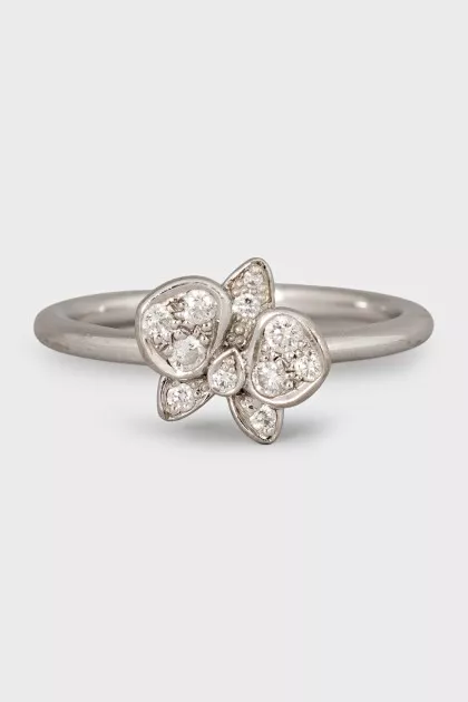 Gold ring with a flower and diamonds