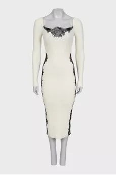 Fitted dress with lace-embellished sleeves