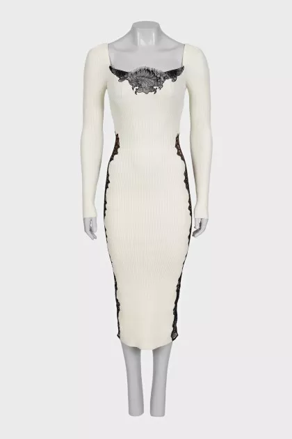 Fitted dress with lace-embellished sleeves