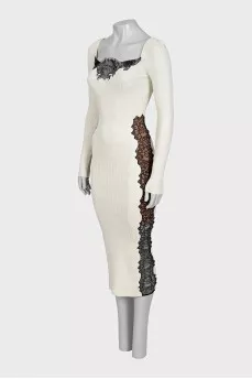 Fitted dress with lace-embellished sleeves