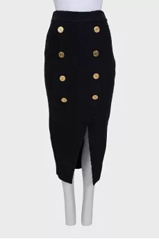 Skirt with a slit decorated with gold buttons