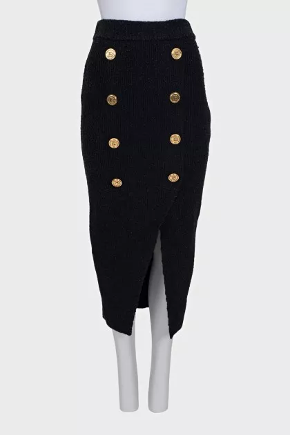 Skirt with a slit decorated with gold buttons