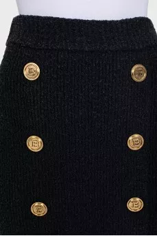 Skirt with a slit decorated with gold buttons
