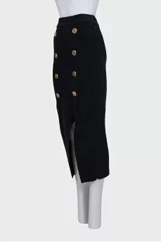 Skirt with a slit decorated with gold buttons