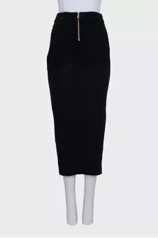 Skirt with a slit decorated with gold buttons