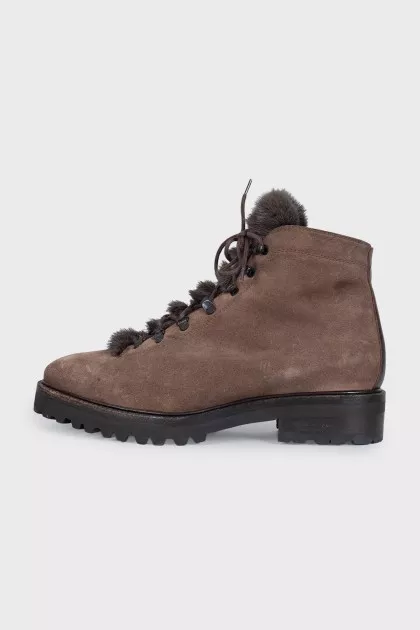 Insulated suede boots with a fur element