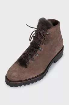 Insulated suede boots with a fur element