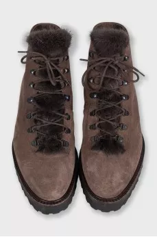Insulated suede boots with a fur element