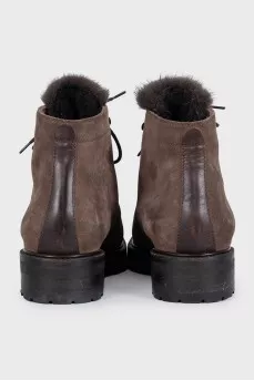 Insulated suede boots with a fur element