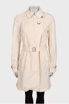 Fitted coat with a zipper