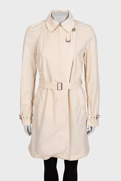 Fitted coat with a zipper