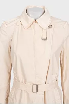 Fitted coat with a zipper