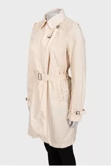 Fitted coat with a zipper