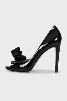 Patent leather shoes with a bow