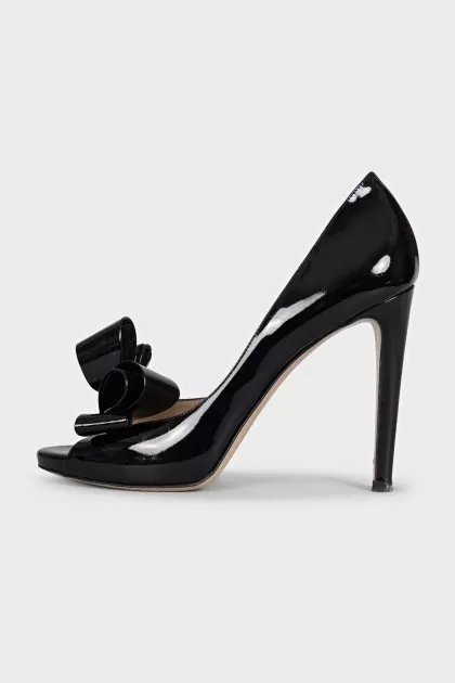 Patent leather shoes with a bow