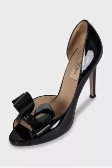 Patent leather shoes with a bow
