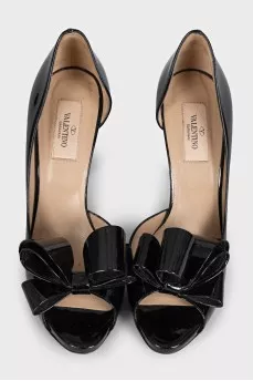 Patent leather shoes with a bow