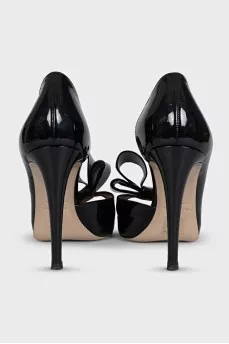 Patent leather shoes with a bow