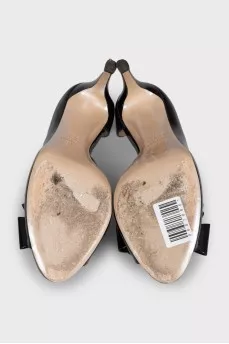 Patent leather shoes with a bow