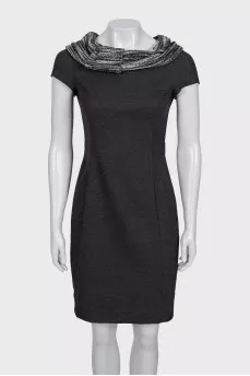 Fitted dress with an accent collar
