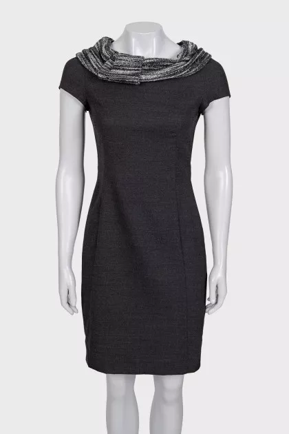 Fitted dress with an accent collar