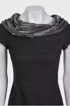 Fitted dress with an accent collar