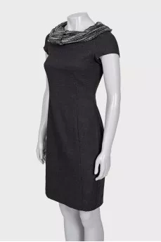 Fitted dress with an accent collar