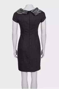 Fitted dress with an accent collar