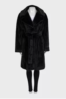 Fitted fur coat with buttons and tag