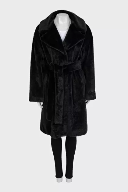 Fitted fur coat with buttons and tag