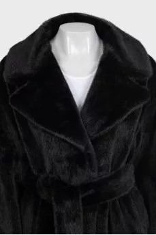 Fitted fur coat with buttons and tag