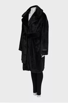 Fitted fur coat with buttons and tag